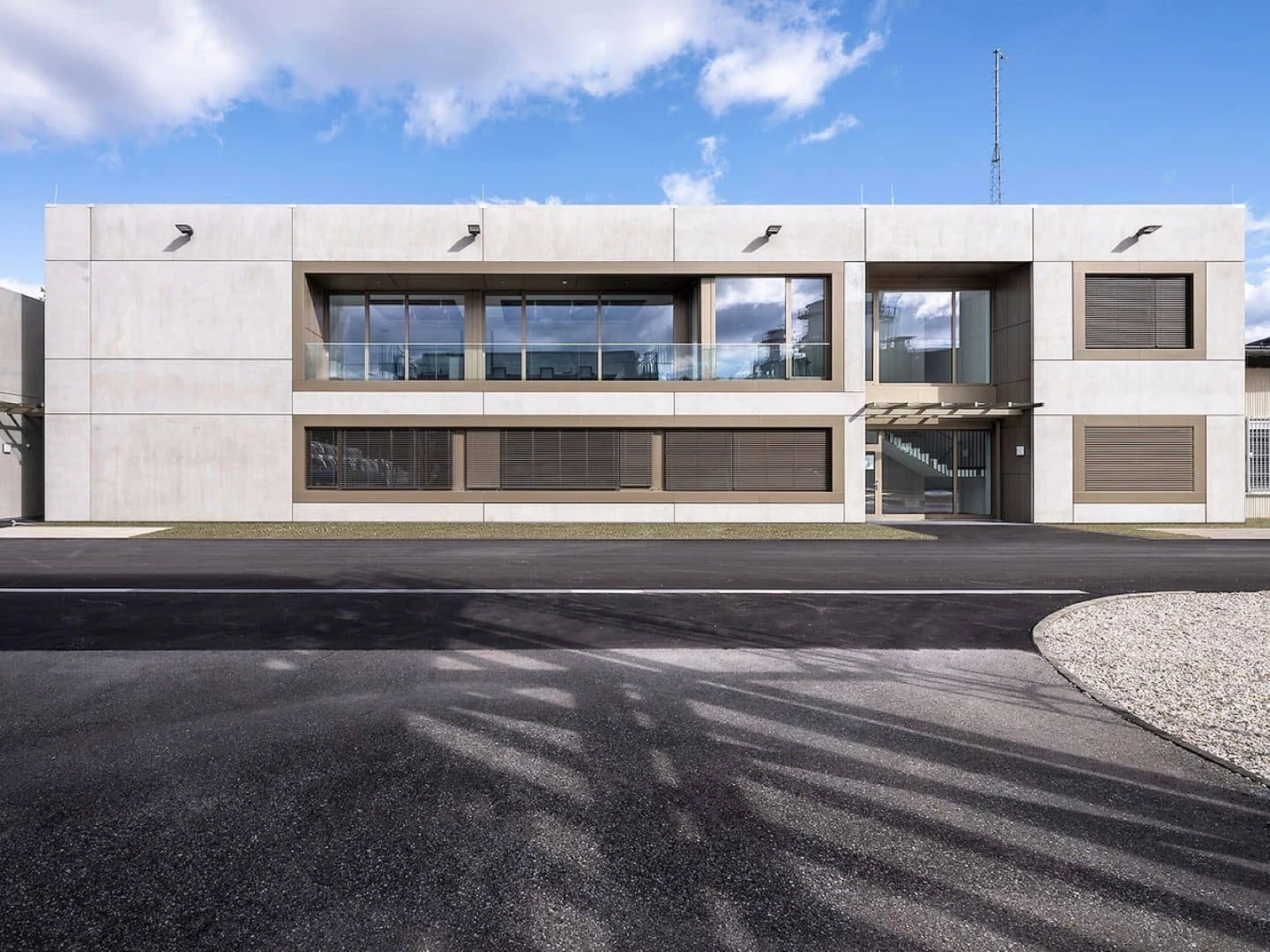 Bürotrakt mit Sichtbetonfassade